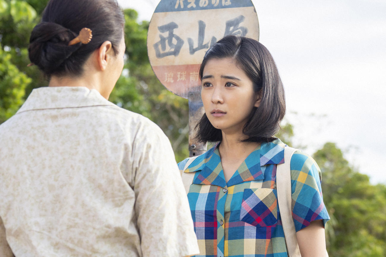 朝ドラ「ちむどんどん」より。上京前にバス停で家族の見送りを受け目を潤ませる比嘉暢子（黒島結菜）（C）NHK