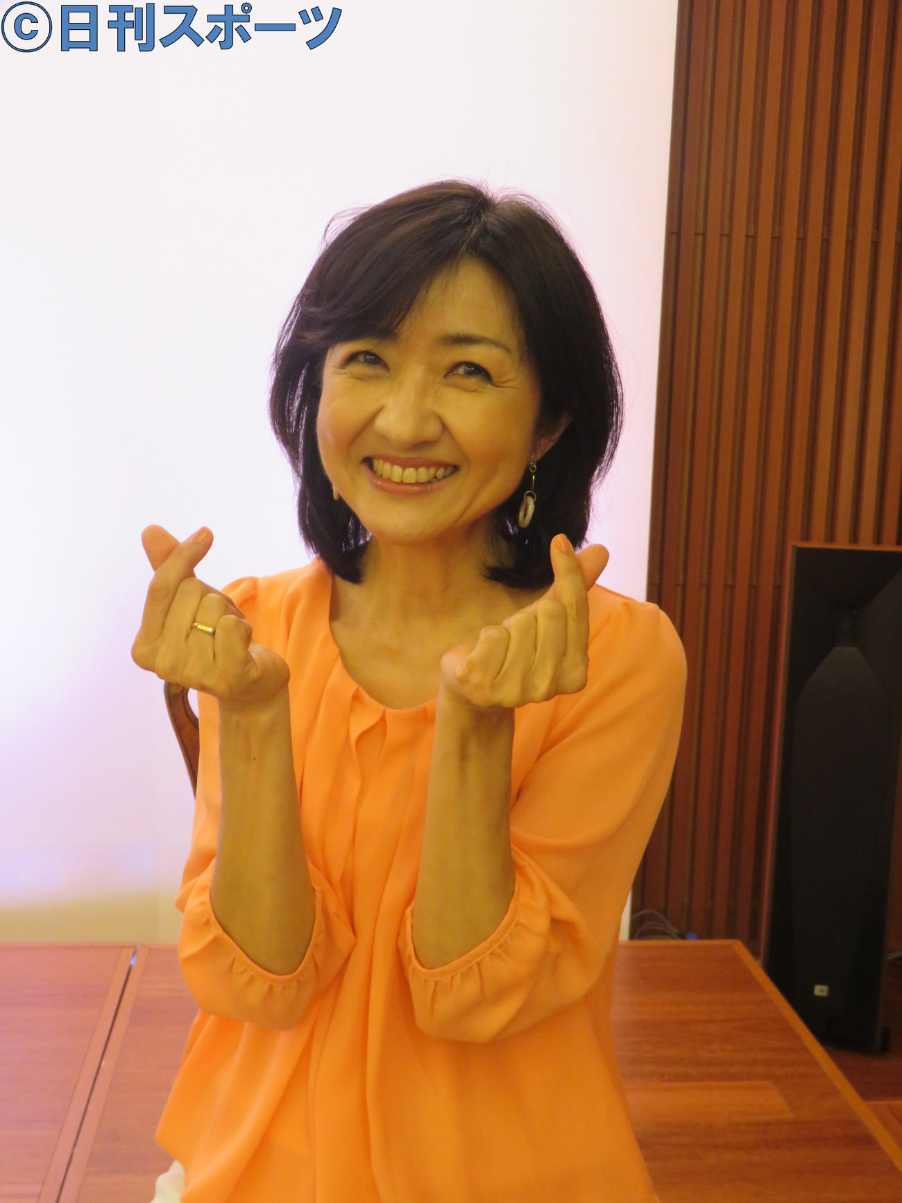 娘たちに教わった親指と人差し指を交差させるハートマークを作る寺田理恵子