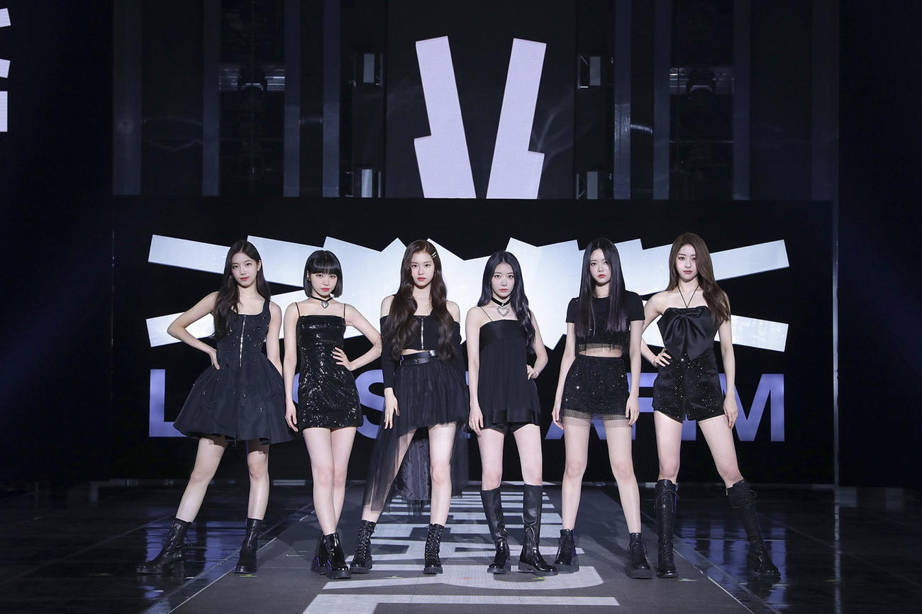 LE SSERAFIMの、左からKAZUHA、KIM CHAEWON、KIM GARAM、SAKURA、HONG EUNCHAE、HUH YUNJIN（提供／出典：SOURCE MUSIC）
