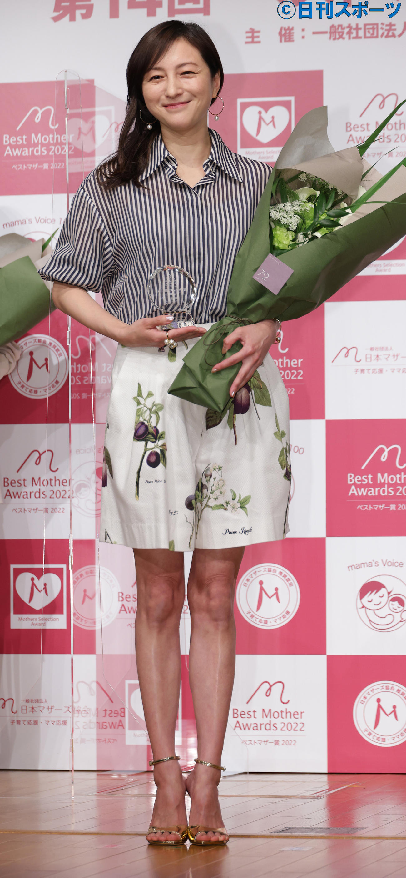 第14回ベストマザー賞芸能部門を受賞し記念撮影する広末涼子（撮影・中島郁夫）