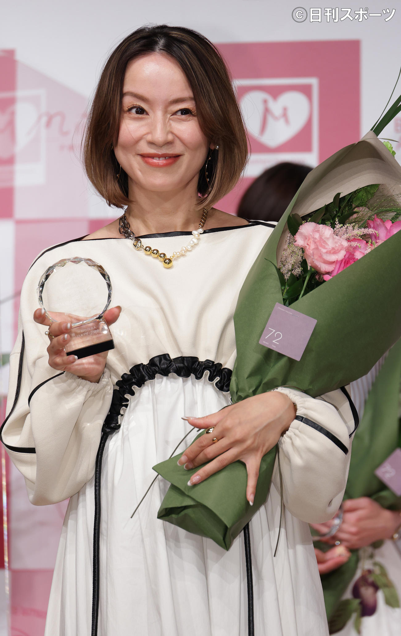 第3子を妊娠中の鈴木亜美はふっくらしたおなかで登壇した（撮影・中島郁夫）