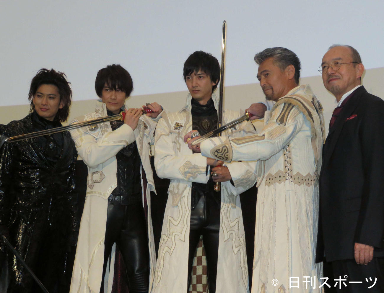 映画「牙狼〈GARO〉－月虹ノ旅人－」の舞台あいさつに出席した渡辺裕之さん（右から2番目）ら出演者（2019年10月撮影）