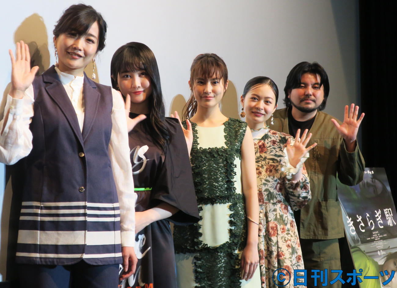 映画「きさらぎ駅」完成披露上映会で。左から、佐藤江梨子、本田望結、恒松祐里、莉子、永江二朗監督