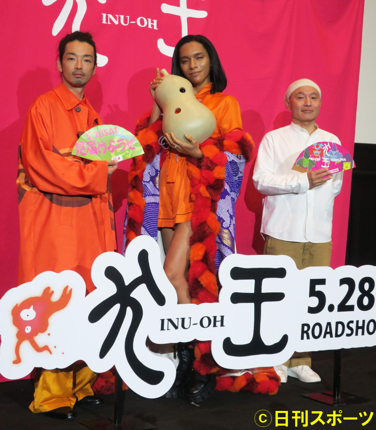 劇場アニメ「犬王」の先行試写会舞台あいさつで。左から、森山未來、アヴちゃん、湯浅政明監督