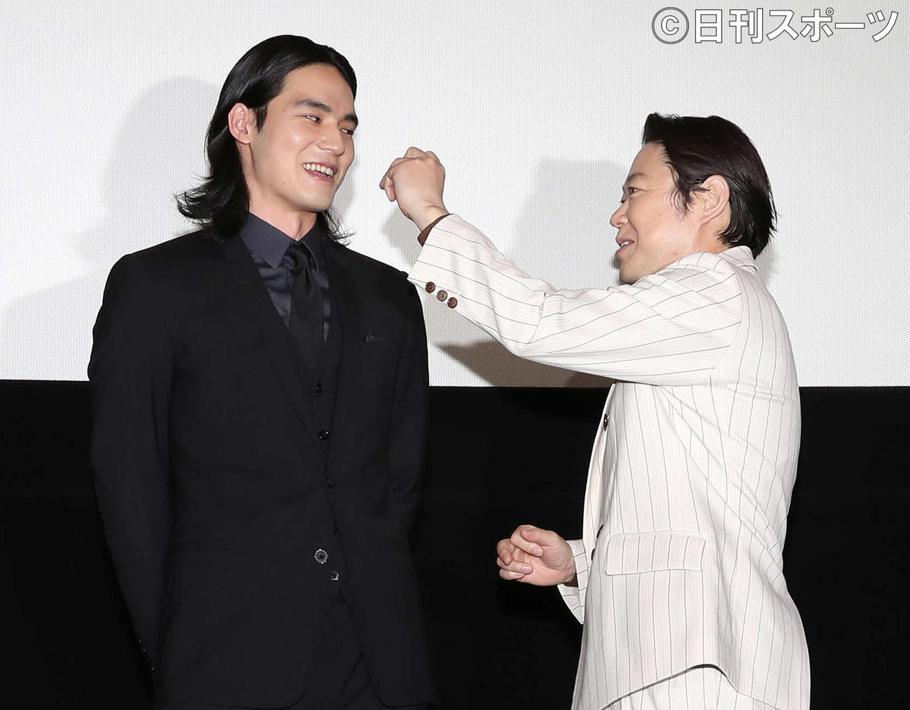 「じっと見ていると爪が天海祐希さんに見えてくる」という爪トークで盛り上がる岡田健史（左）と阿部サダヲ（撮影・丹羽敏通）
