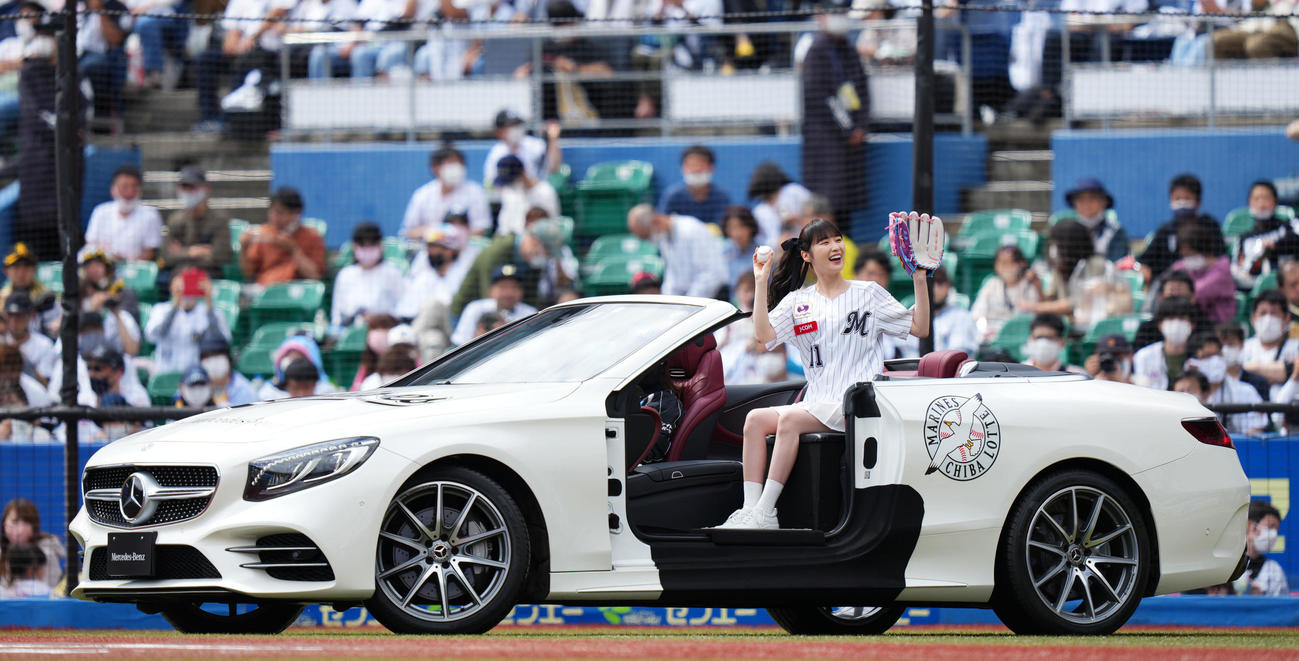 ロッテ対ソフトバンク　試合前、ファーストピッチセレモニーに登場した高山一実（撮影・横山健太）