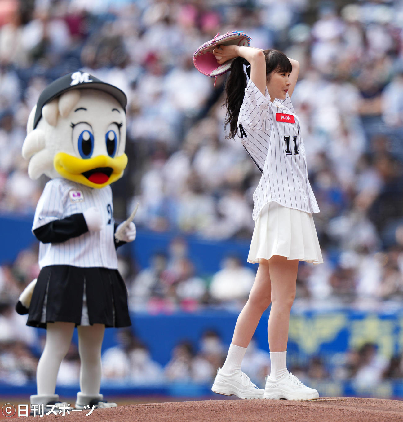 ロッテ対ソフトバンク　試合前、ファーストピッチセレモニーをする高山一実（撮影・横山健太）