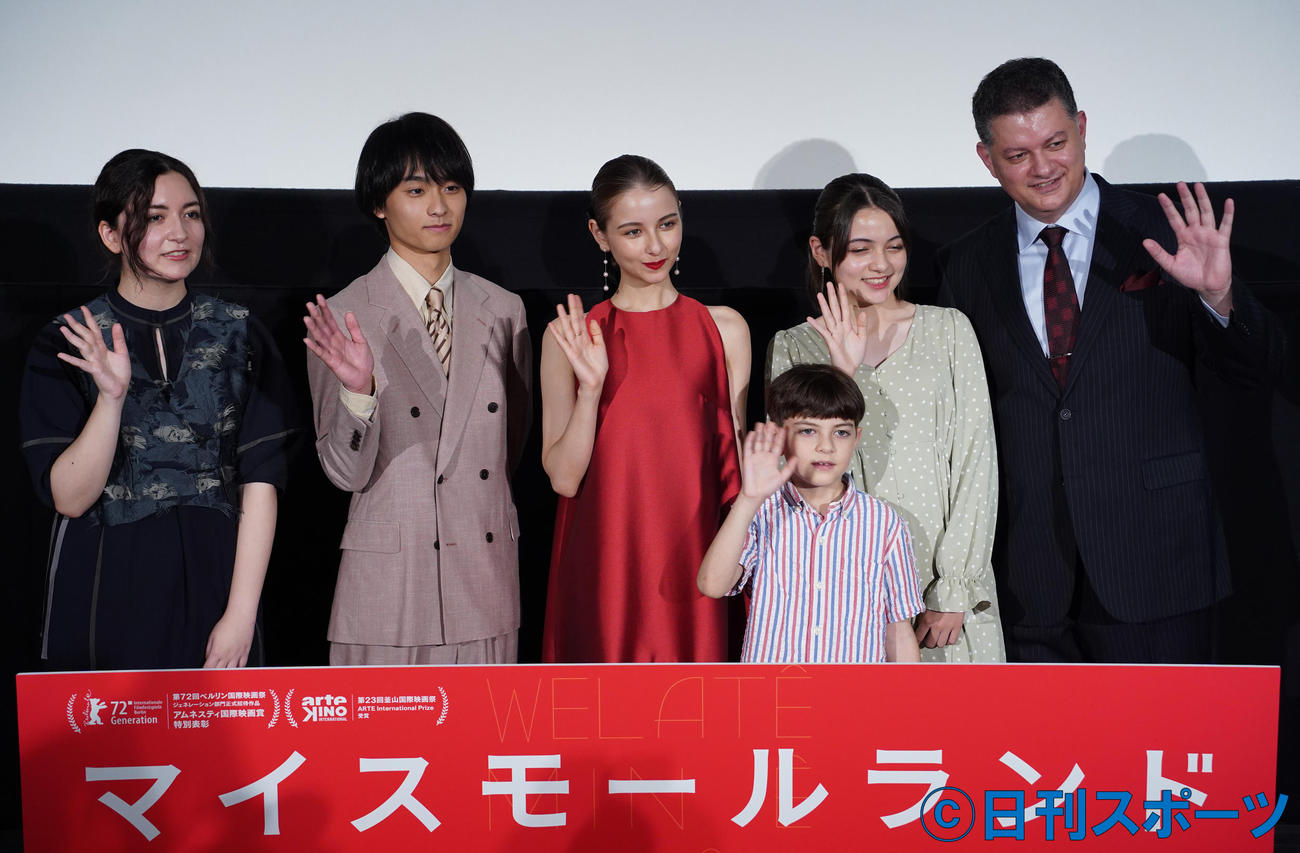 映画「マイスモールランド」公開記念舞台あいさつに臨んだ、左から川和田恵真監督、奥平大兼、嵐莉菜、リオン・カーフィザデー、リリ・カーフィザデー、アラシ・カーフィザデー（撮影・佐藤勝亮）