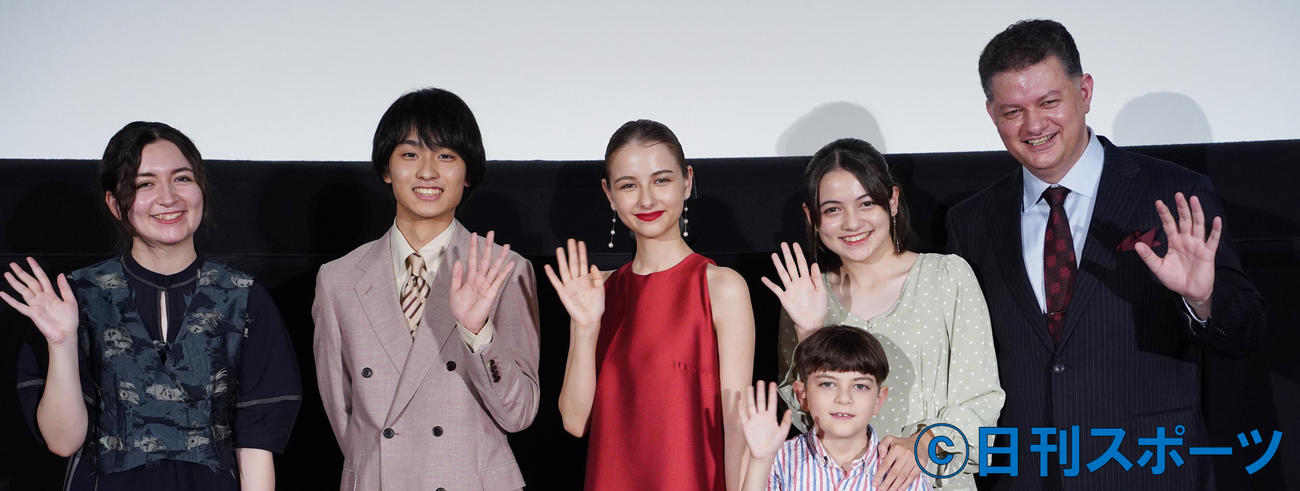 映画「マイスモールランド」公開記念舞台あいさつの登壇者。左から川和田恵真監督、奥平大兼、嵐莉菜、リオン・カーフィザデー、リリ・カーフィザデー、アラシ・カーフィザデー（撮影・佐藤勝亮）