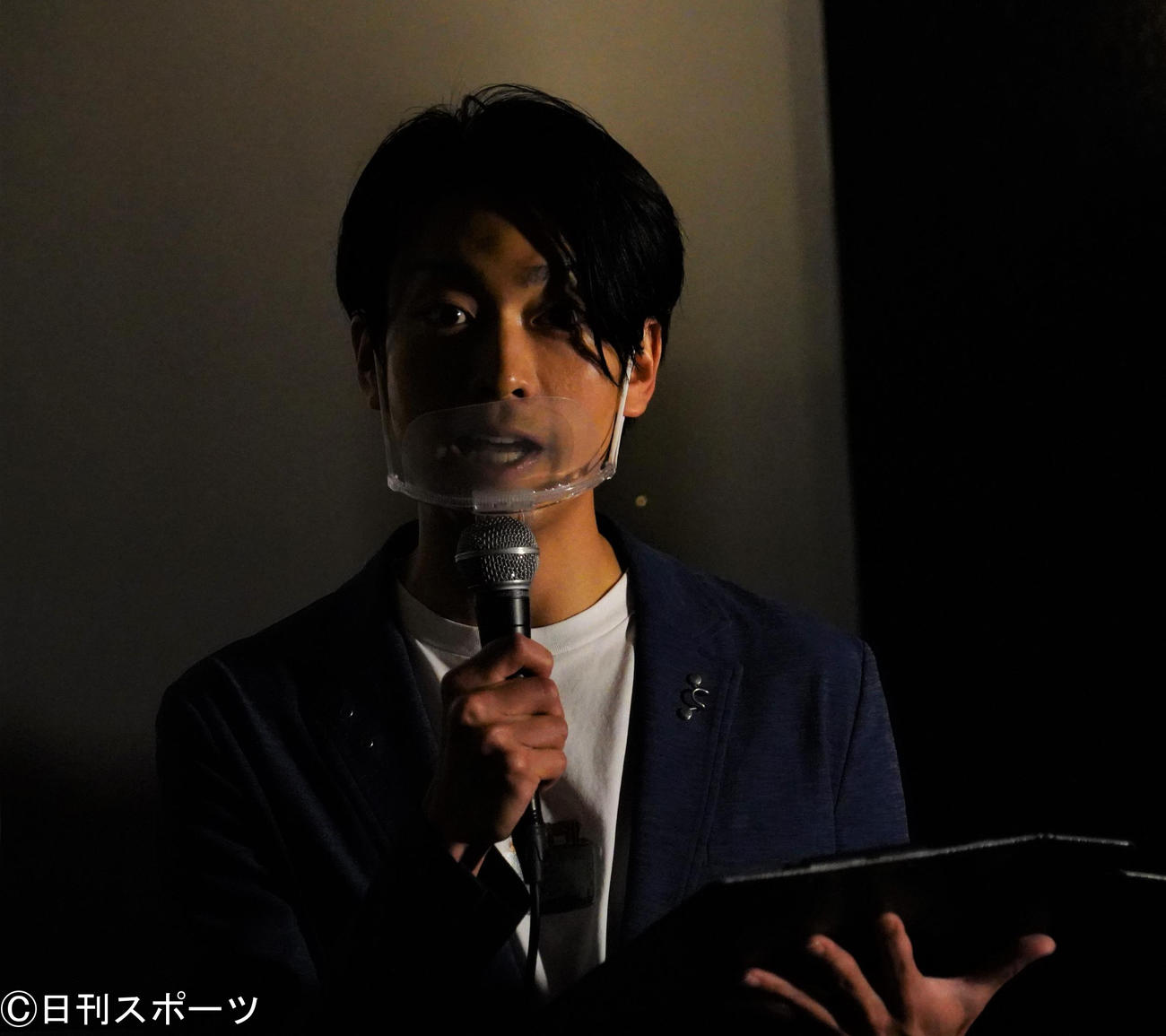 映画「明日になれば～アフガニスタン、女たちの決断～」の公開記念舞台あいさつで司会を務めた南圭介（撮影・佐藤成）