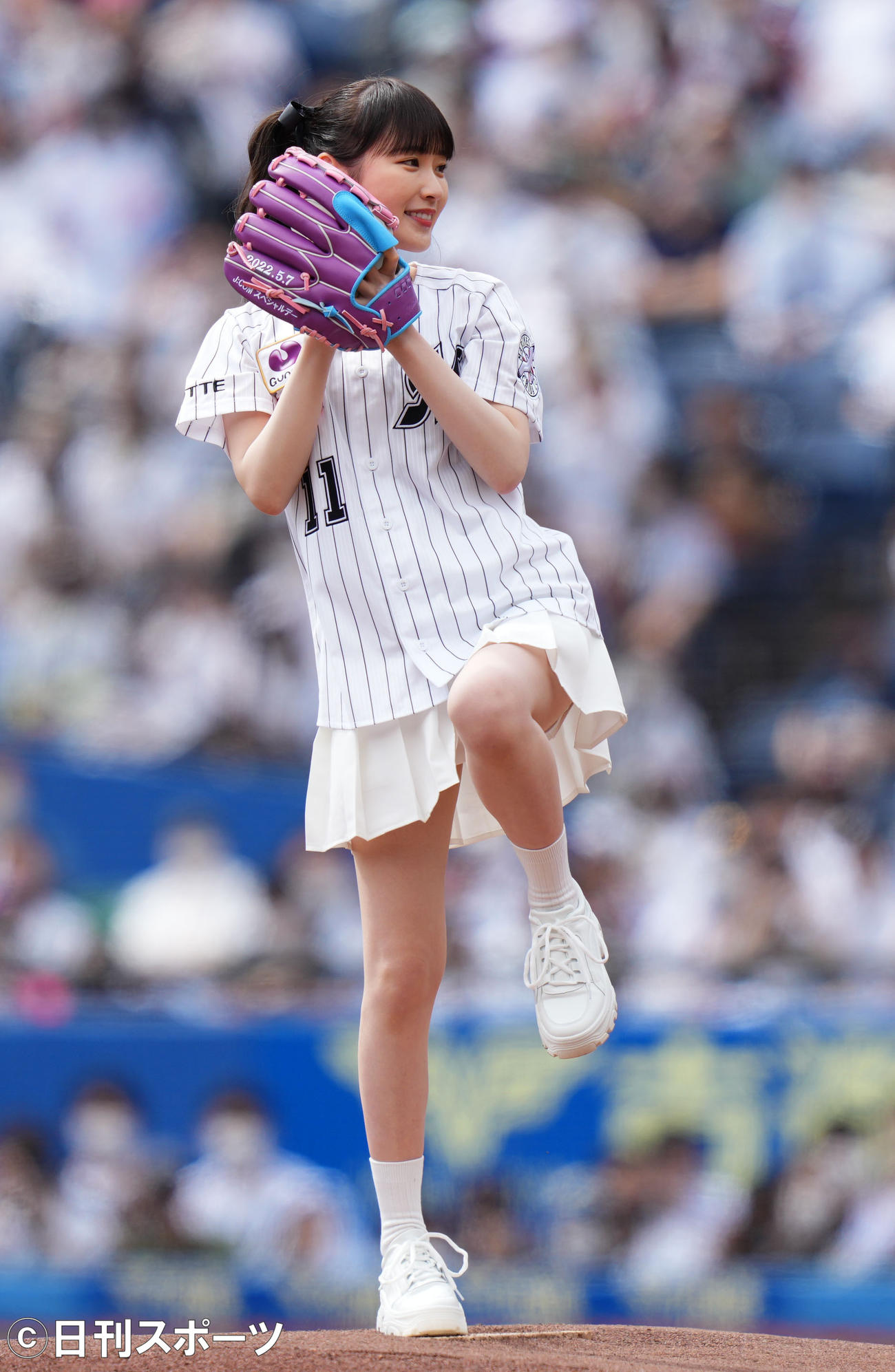 ロッテ対ソフトバンク　試合前、ファーストピッチセレモニーをする高山一実（撮影・横山健太）