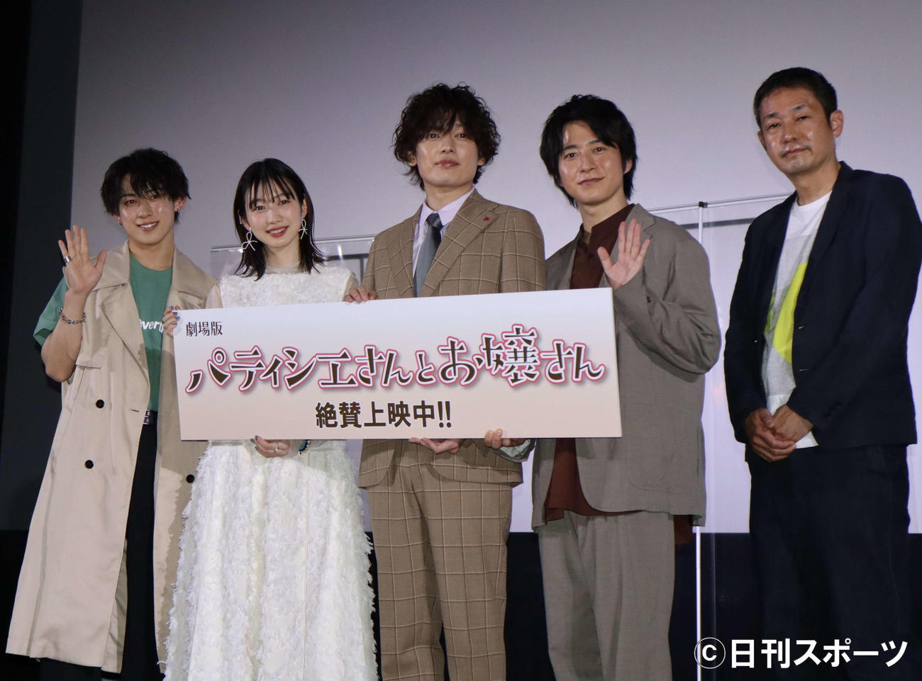 映画「パティシエさんとお嬢さん」の舞台あいさつに出席した、左からりゅうと、岡本夏美、崎山つばさ、村井良大、古厩智之監督