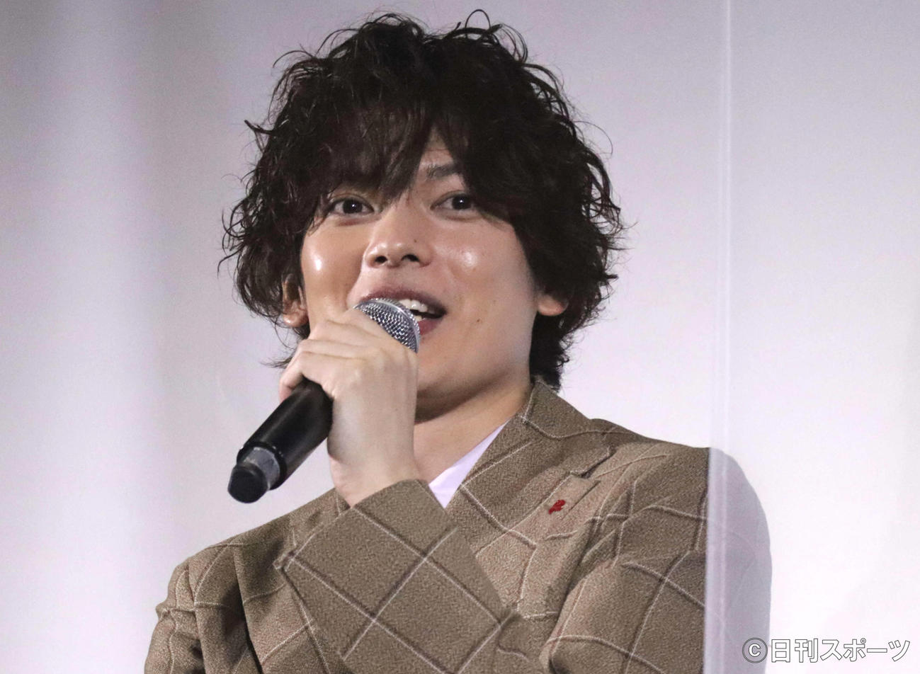 映画「パティシエさんとお嬢さん」の舞台あいさつに出席した崎山つばさ