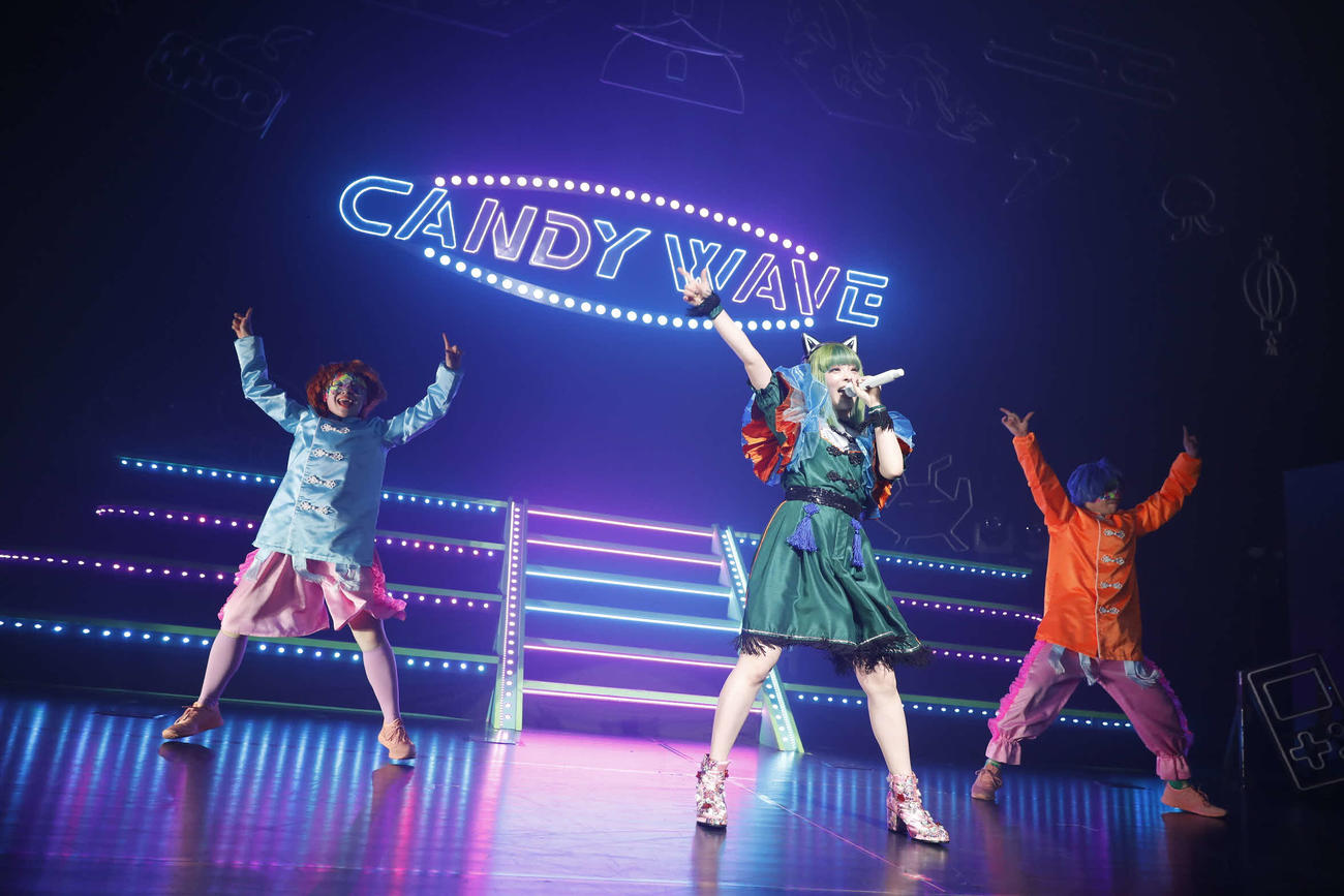 東京公演を行った、きゃりーぱみゅぱみゅ（中央）