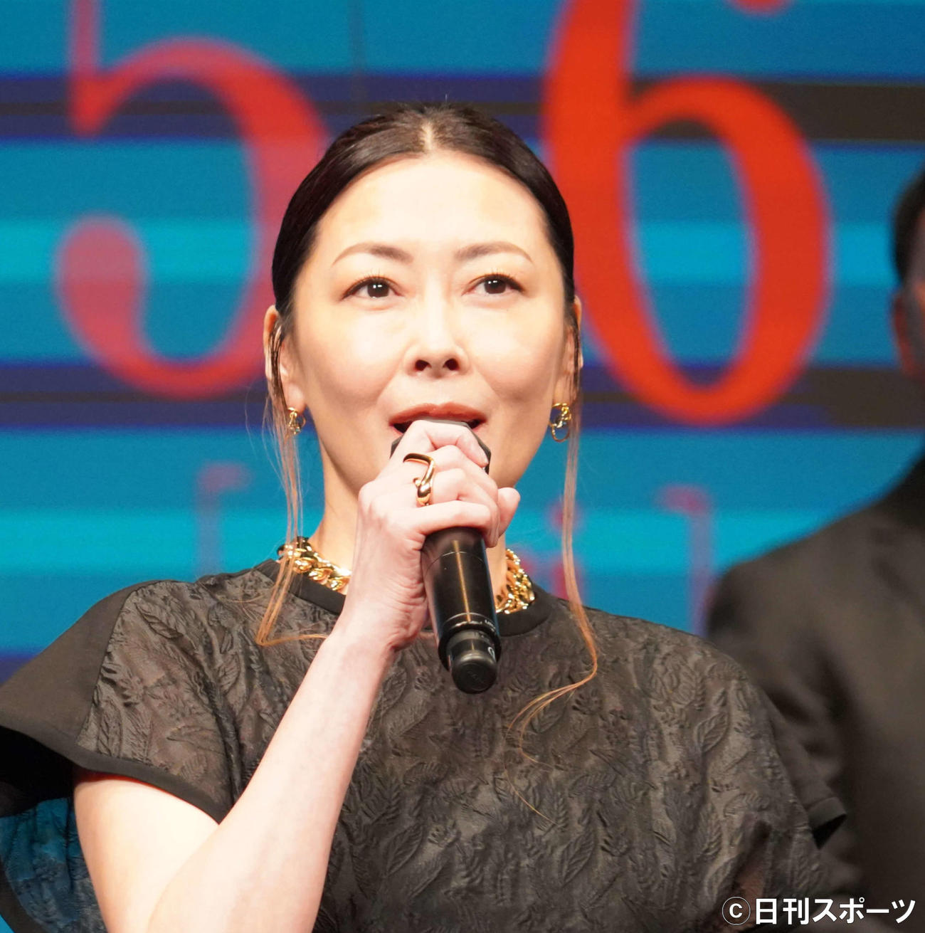 4月12日、映画「死刑にいたる病」完成披露試写会に出席した中山美穂