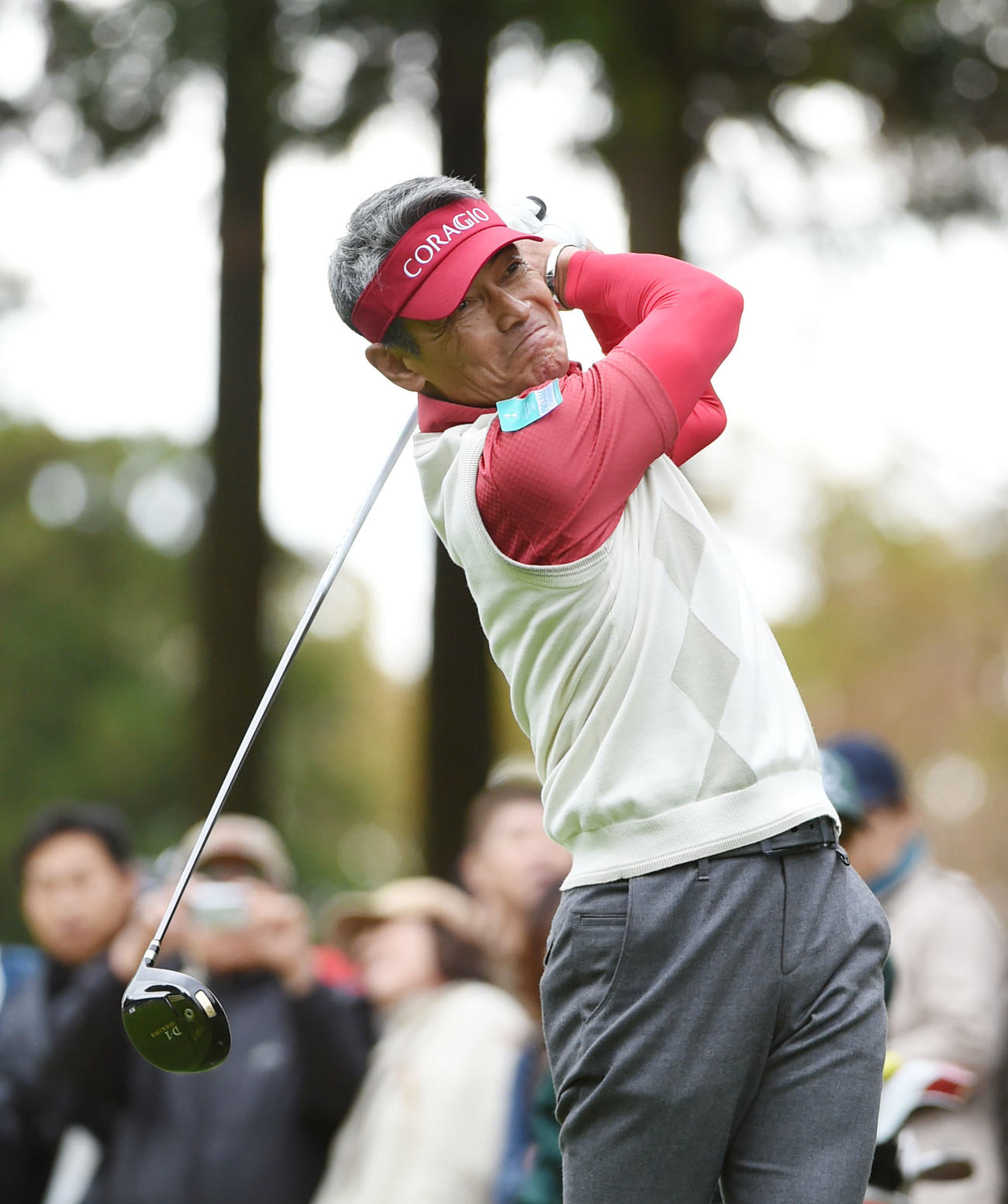 15年11月、三井住友VISA太平洋マスターズのプロアマ戦でティーショットを放つ渡辺裕之さん