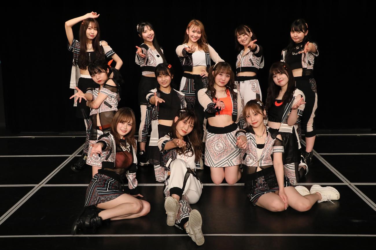 「重ねた足跡」公演の千秋楽を行ったSKE48チームS。前列左から竹内ななみ、青海ひな乃、仲村和泉、中列左から荒野姫楓、杉山歩南、、鬼頭未来、石塚美月、後列左から野村実代、北川愛乃、松本慈子、都築里佳、上村亜柚香（C）2022 Zest, Inc.