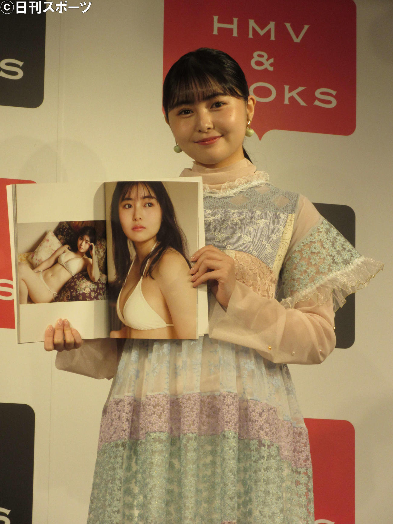「頓知気さきな　CONCEPT～Collaboration Photo Book」発売記念イベントで、お気に入りカットを見せる頓知気さきな（撮影・加藤理沙）