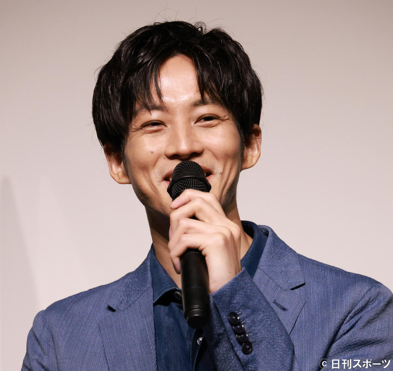 映画「流浪の月」フレッシャーズ試写会舞台あいさつで観客からの質問に答える松坂桃李（撮影・中島郁夫）