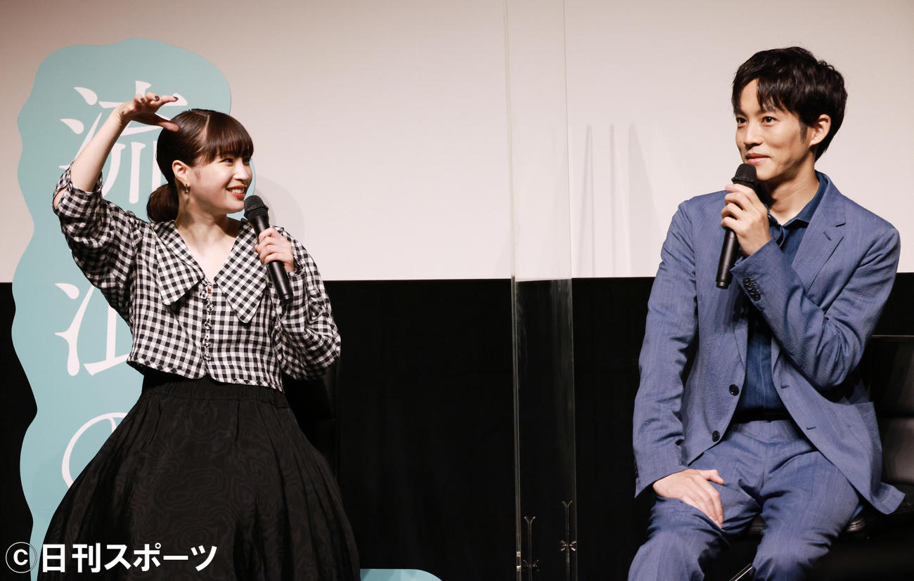 映画「流浪の月」フレッシャーズ試写会舞台あいさつでクロストークする広瀬すず（左）と松坂桃李（撮影・中島郁夫）