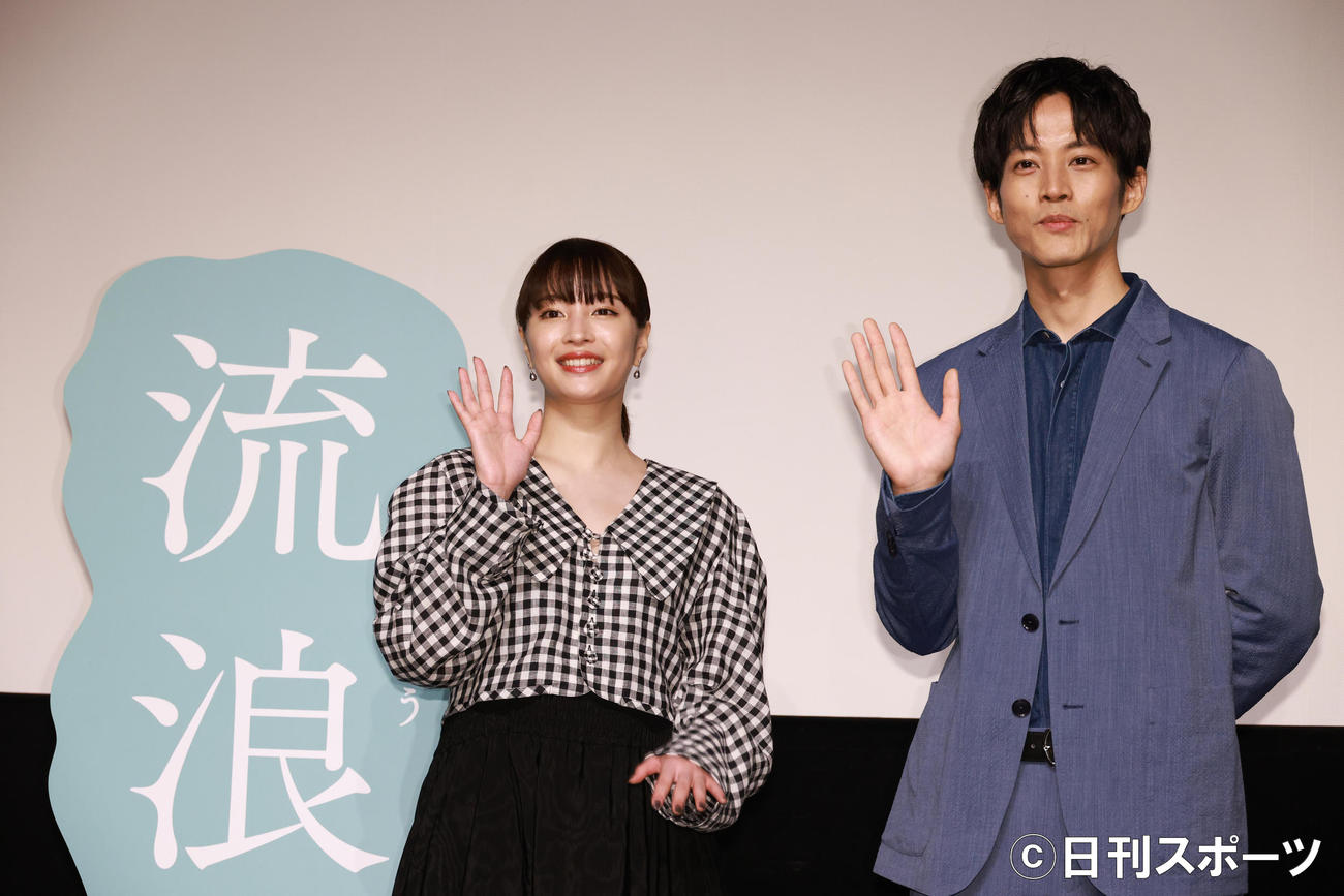 映画「流浪の月」フレッシャーズ試写会舞台あいさつを行った広瀬すず（左）と松坂桃李（撮影・中島郁夫）