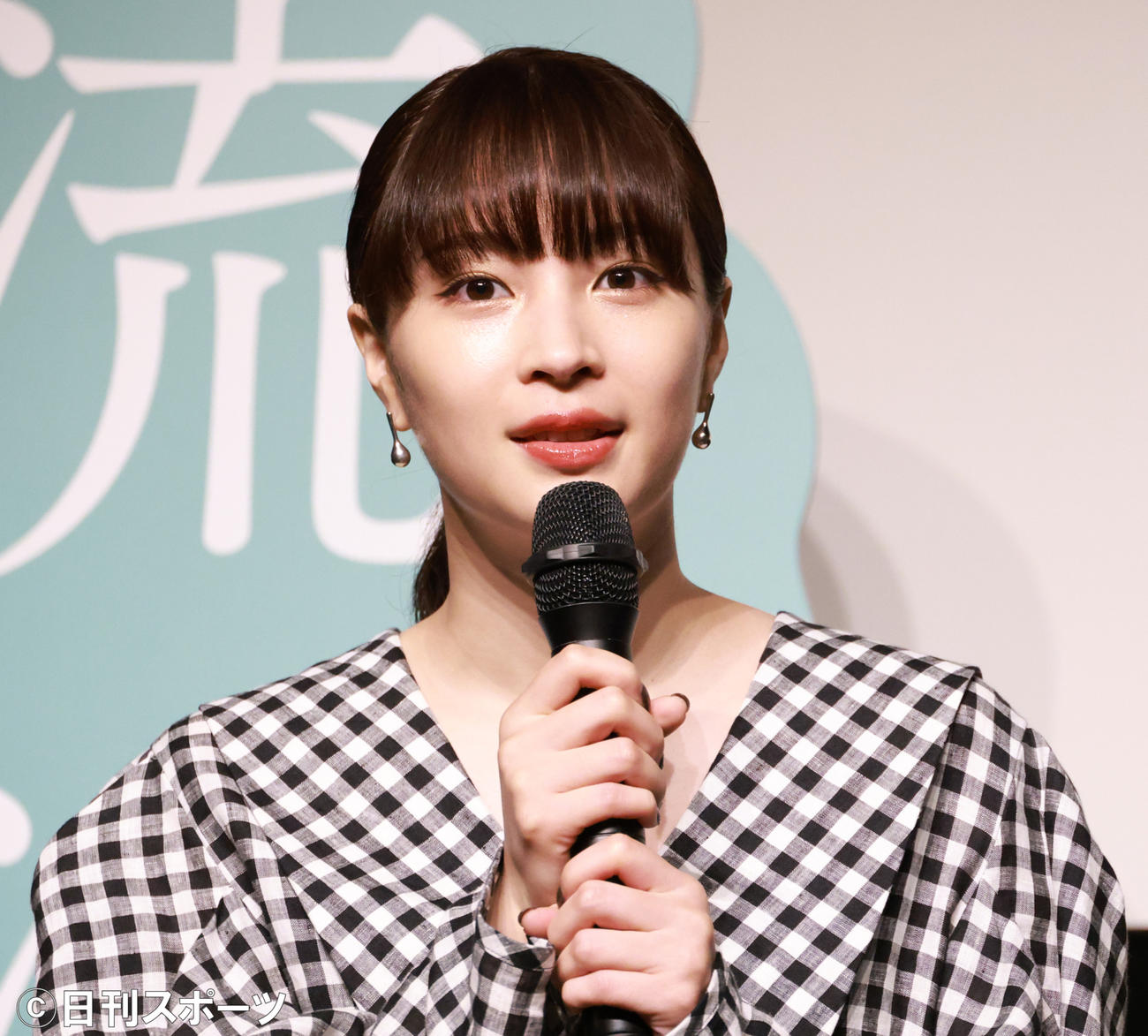 映画「流浪の月」フレッシャーズ試写会舞台あいさつで観客からの質問に答える広瀬すず（撮影・中島郁夫）