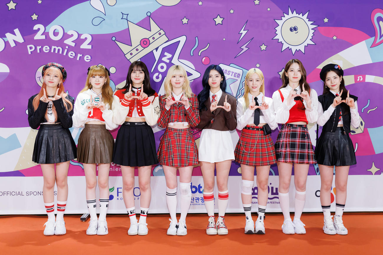 「KCON 2022 Premiere」に出演したNiziU。左からMAYUKA、MIIHI、NINA、RIKU、RIMA、MAKO、AYAKA、MAYA