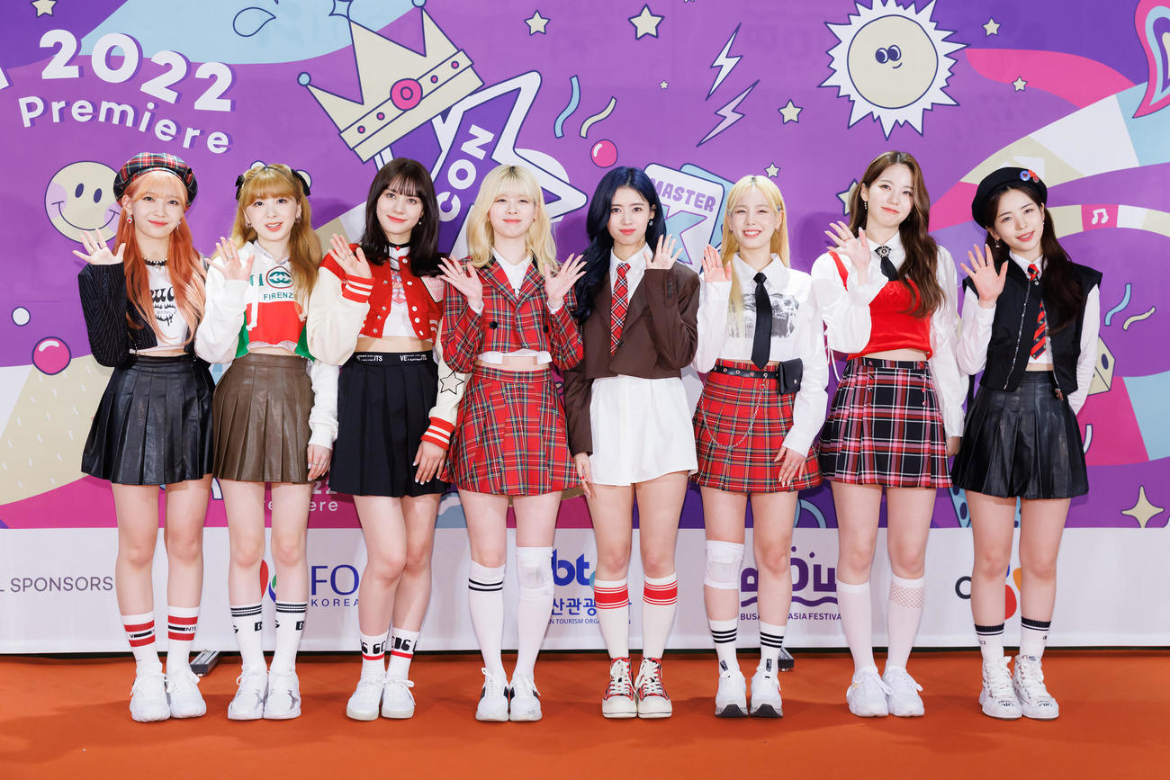 「KCON 2022 Premiere」に出演したNiziU。左から、MAYUKA、MIIHI、NINA、RIKU、RIMA、MAKO、AYAKA、MAYA