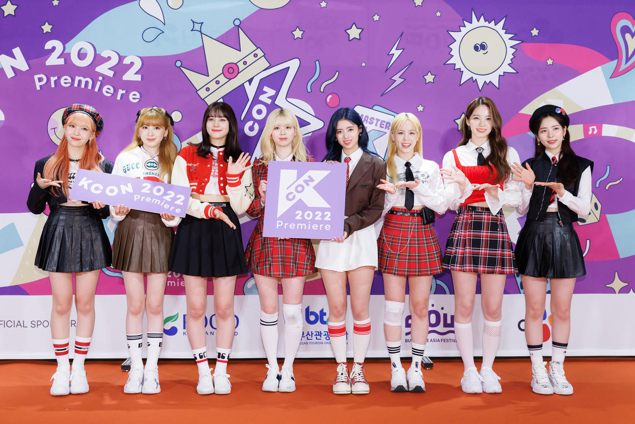 「KCON 2022 Premiere」に出演したNiziU。左からMAYUKA、MIIHI、NINA、RIKU、RIMA、MAKO、AYAKA、MAYA