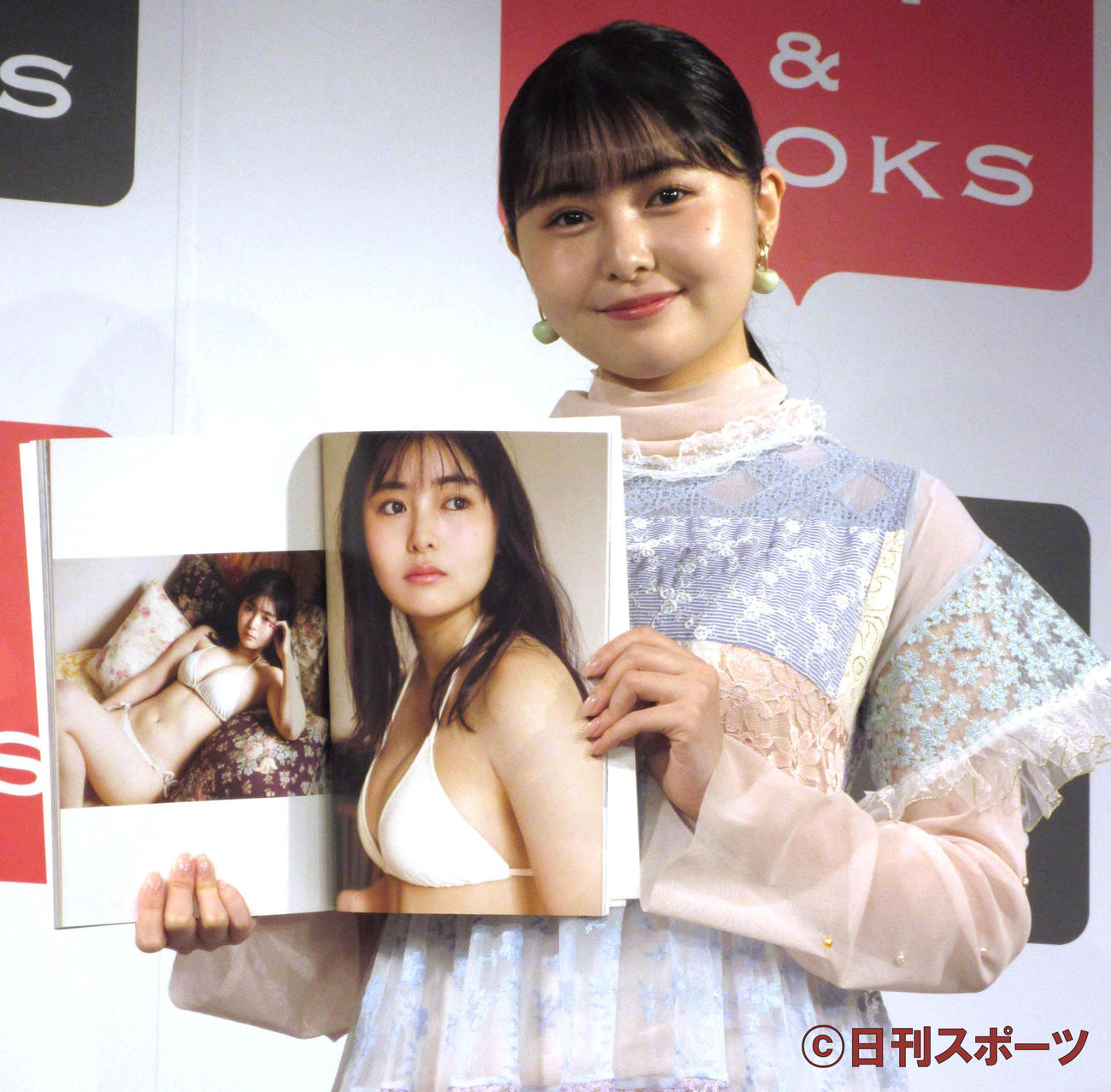 写真集発売記念イベントで、お気に入りカットを見せる頓知気さきな（撮影・加藤理沙）