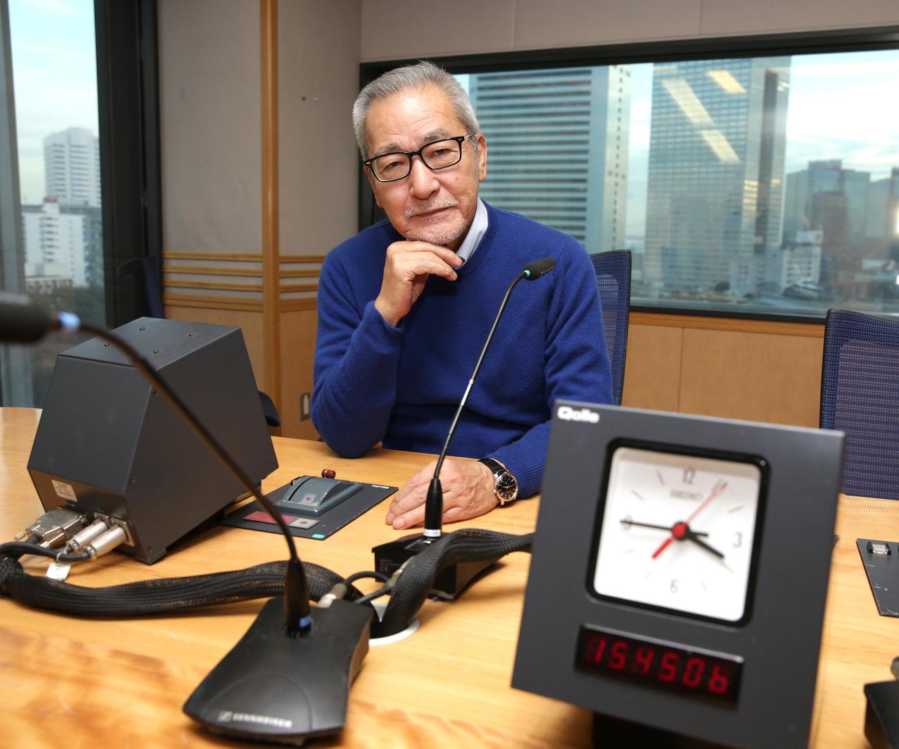 3000回の放送を行ったスタジオから見える風景を背にする大竹まこと（2019年1月撮影）