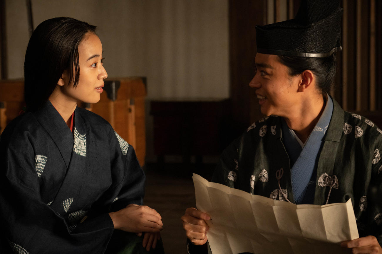 大河ドラマ「鎌倉殿の13人」より。京・義経の宿所にて。源頼朝から伊予守に推挙されることになり、大喜びする義経（菅田将暉）と静御前（石橋静河）（C）NHK