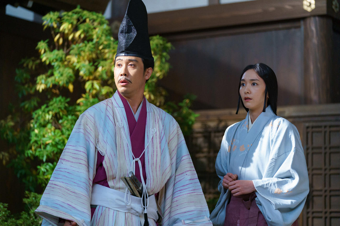 大河ドラマ「鎌倉殿の13人」より。鎌倉御所・庭にて。八重（新垣結衣）に義経との仲たがいについて説教された源頼朝（大泉洋）。その愚痴を陰で聞いていたのは…？（C）NHK