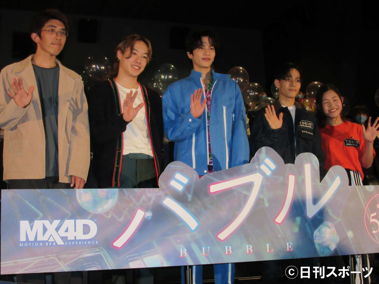 映画「バブル」MX4D体感イベントに出席した、左から荒木哲郎監督、ZEN、志尊淳、朝倉聖、永井音寧（撮影・加藤理沙）