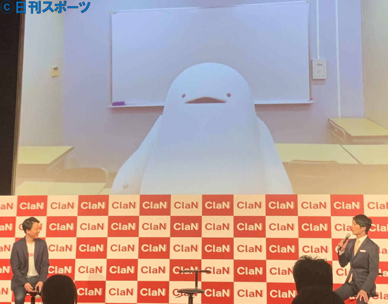 「ClaN Entertainment」の新プロジェクト発表会見でスクリーンに映し出された教育系VTuberのみみたろう（撮影・松尾幸之介）