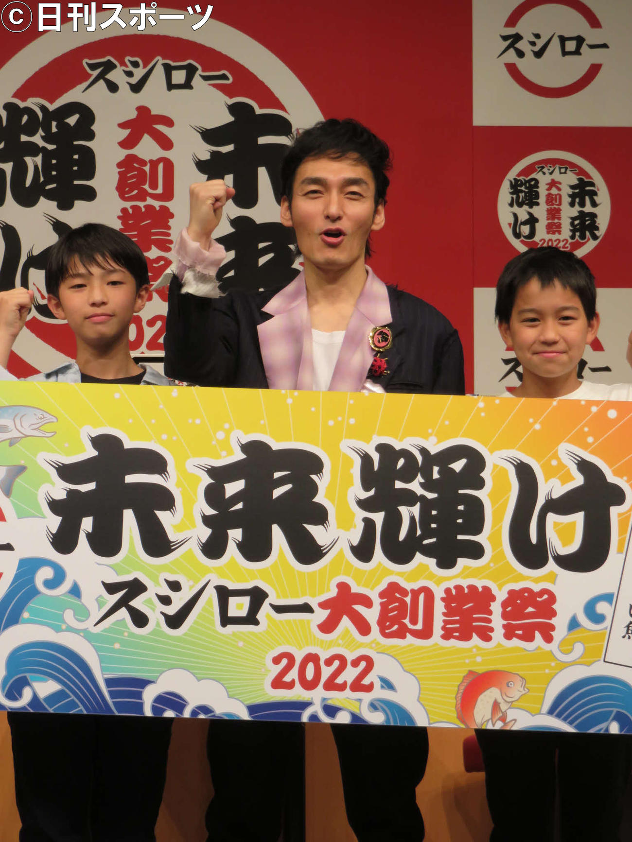 スシローの会見に出席した（左から）原田琥之佑、草なぎ剛、番家一路