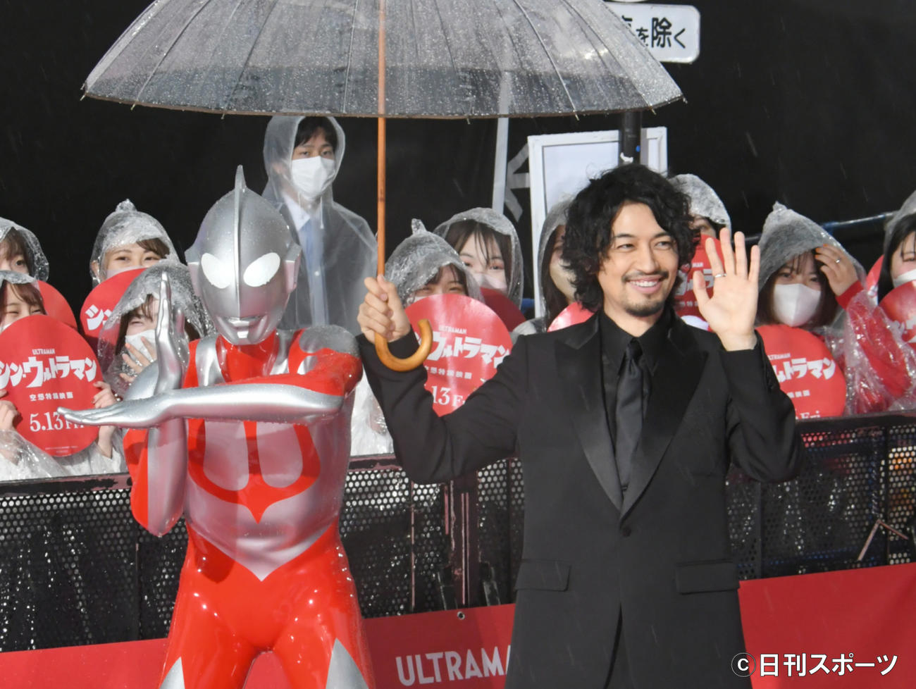 シン・ウルトラマンと相合い傘で記念撮影する斎藤工（撮影・酒井清司）