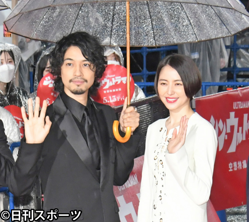 映画「シン・ウルトラマン」レッドカーペットイベントで手を振る斎藤工（左）と長澤まさみ（撮影・酒井清司）
