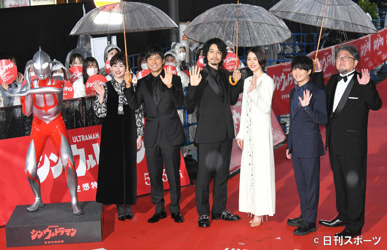 シン・ウルトラマのレッドカーペットで、記念撮影する左から早見あかり、西島秀俊、斎藤工、長澤まさみ、有岡大貴、樋口真嗣監督（撮影・酒井清司）