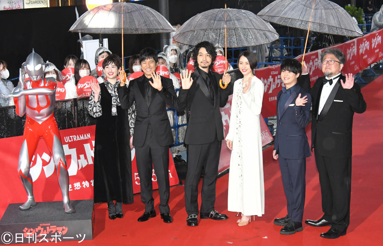 シン・ウルトラマンのレッドカーペットで記念撮影する、左から早見あかり、西島秀俊、斎藤工、長澤まさみ、有岡大貴、樋口真嗣監督（撮影・酒井清司）