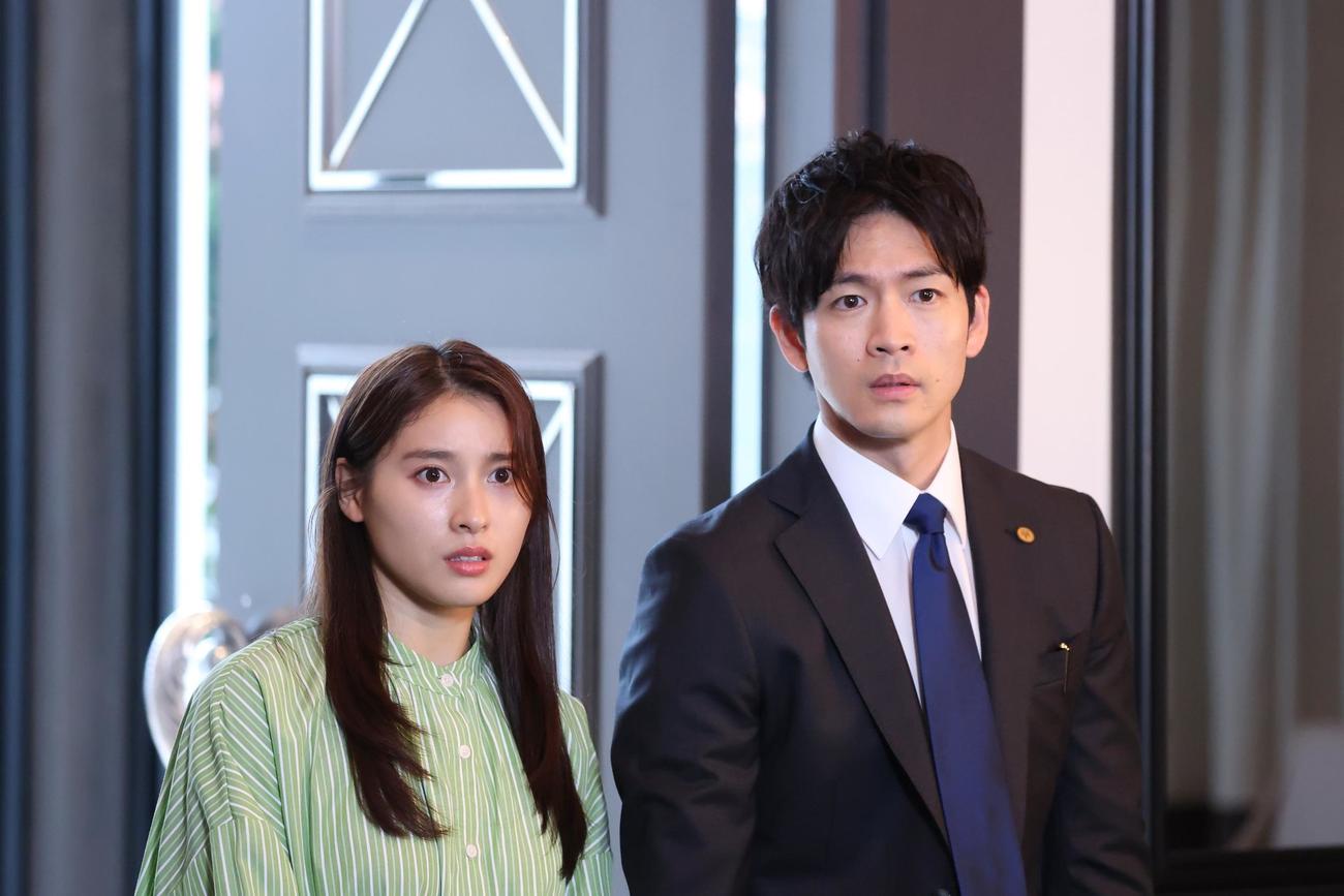 佐都（土屋太鳳＝左）と健太（松下洸平）は何があっても別れないと誓った（C）フジテレビ
