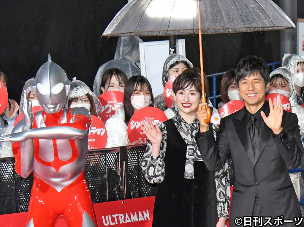 シン・ウルトラマのレッドカーペットで記念撮影する早見あかり（左）と西島秀俊（撮影・酒井清司）