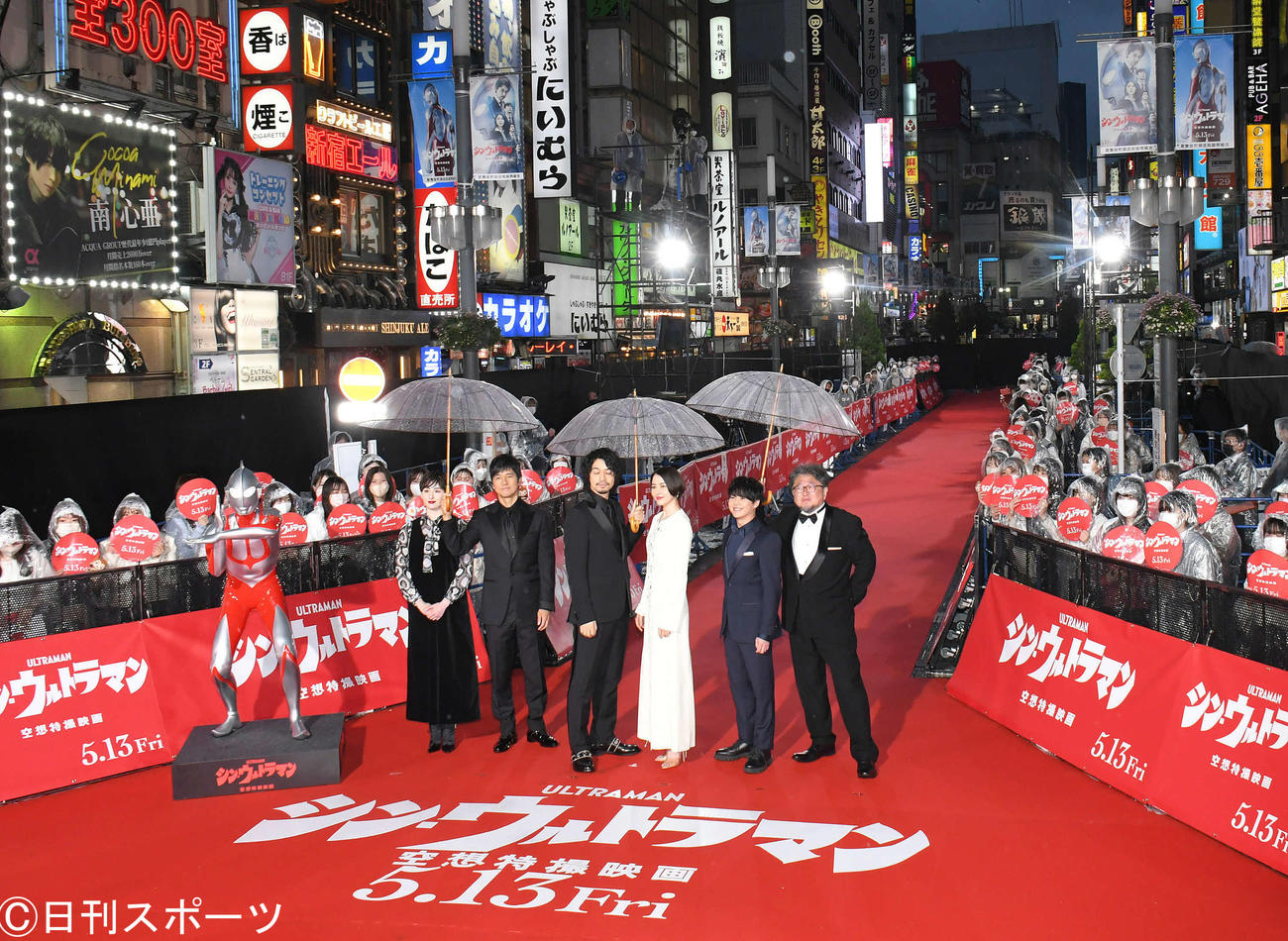 シン・ウルトラマのレッドカーペットで、記念撮影する左から早見あかり、西島秀俊、斎藤工、長澤まさみ、有岡大貴、樋口真嗣監督（撮影・酒井清司）