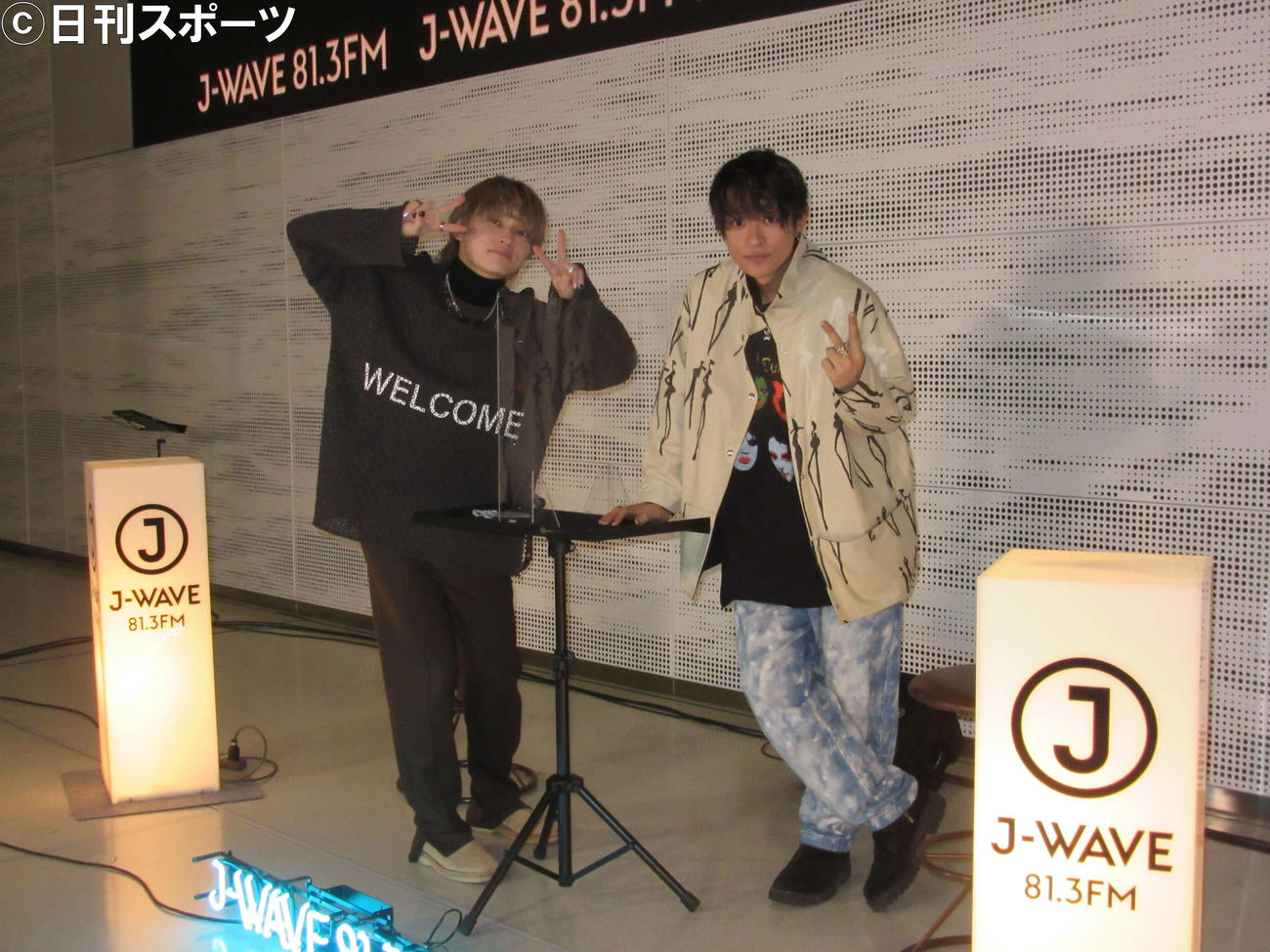 J－WAVE新ラジオ番組「DIVE TO THE NEW WORLD」の公開収録イベントを行った、SKY－HI（左）とTHE ORAL CIGARETTESの山中拓也（撮影・加藤理沙）