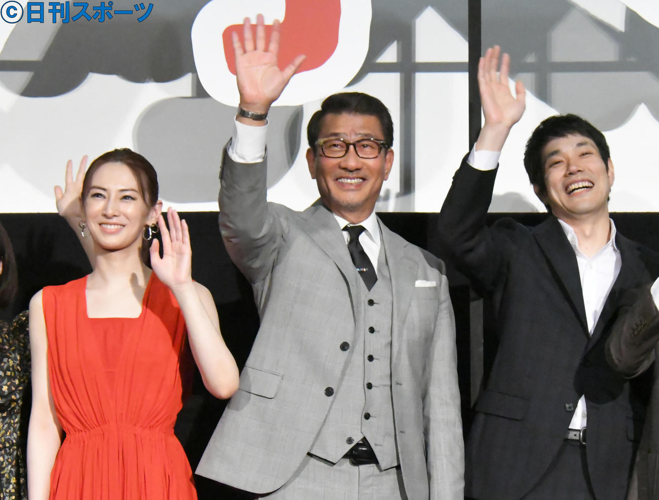 「大河への道」先行上映会でファンに手を振る、左から北川景子、中井貴一、松山ケンイチ（撮影・酒井清司）