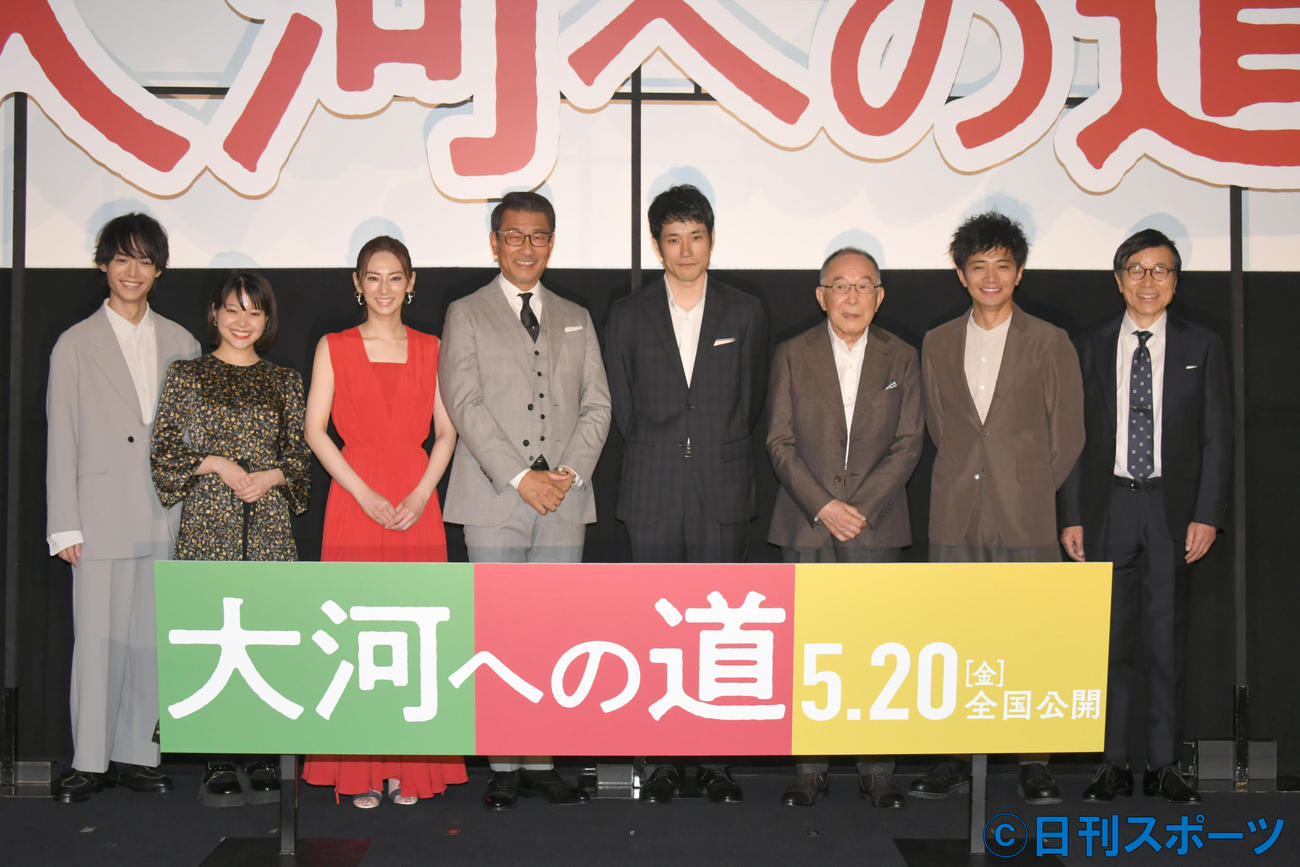 「大河への道」先行上映会で記念撮影する、左から溝口〓（琢の旧字体）矢、岸井ゆきの、北川景子、中井貴一、松山ケンイチ、橋爪功、和田正人、平田満（撮影・酒井清司）