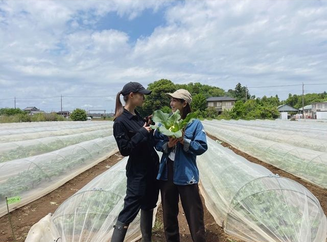一緒に農業を楽しむトラウデン直美（左）と石川恋（石川恋オフィシャルブログより）