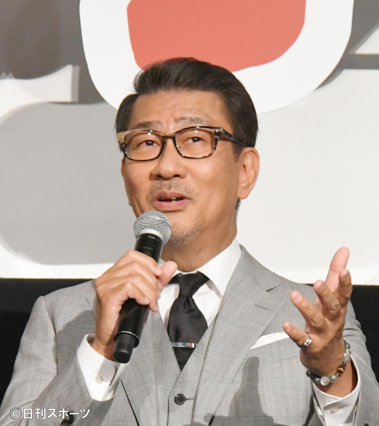 「大河への道」先行上映会で、舞台あいさつする主演の中井貴一（撮影・酒井清司）