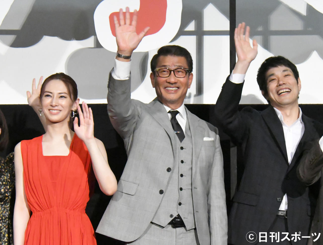 「大河への道」先行上映会でファンに手を振る、左から北川景子、中井貴一、松山ケンイチ（撮影・酒井清司）