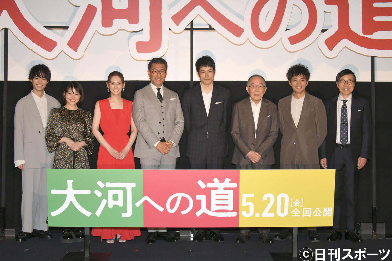 「大河への道」先行上映会で記念撮影する、左から溝口〓（琢の旧字体）矢、岸井ゆきの、北川景子、中井貴一、松山ケンイチ、橋爪功、和田正人、平田満（撮影・酒井清司）